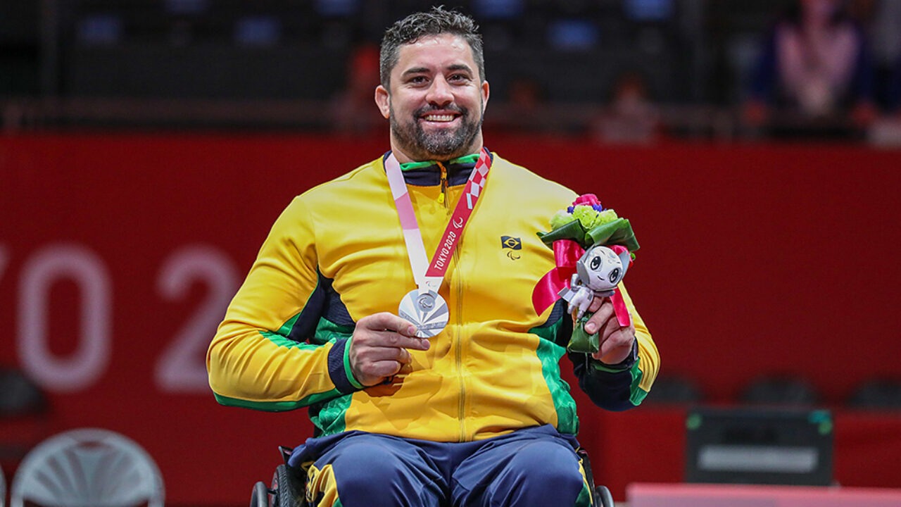 Esgrima: Guissone conquista medalha de prata de presente para filho aniversariante