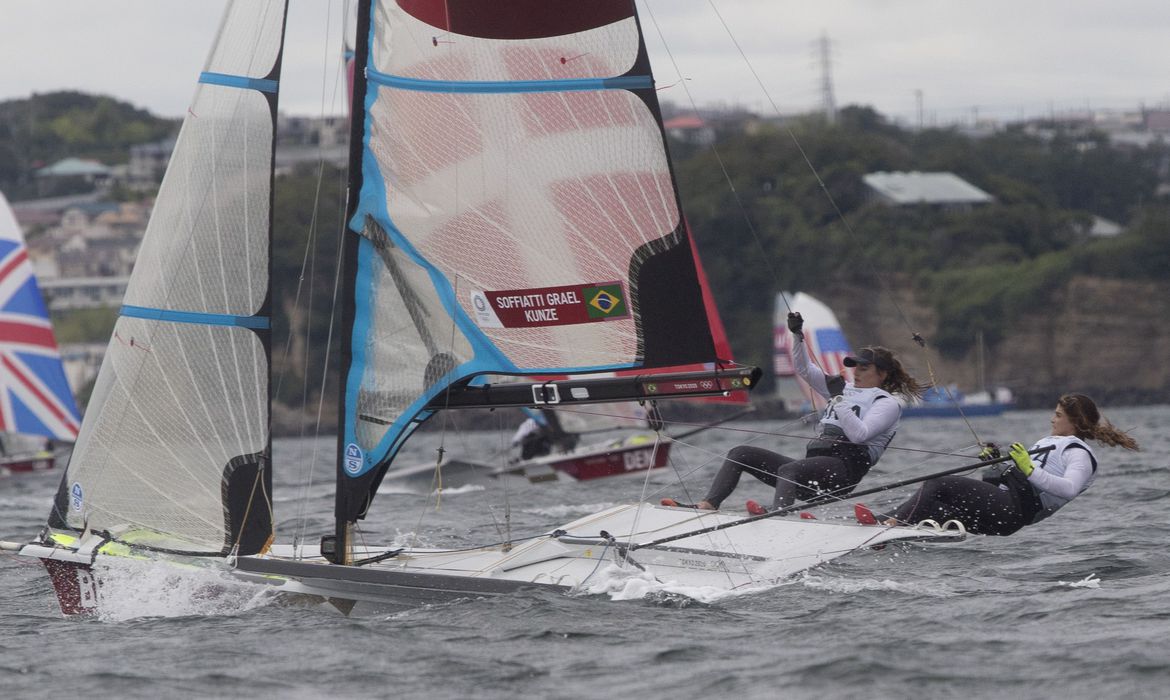 Vela: Martine Grael e Kahena Kunze conquistam a medalha de ouro em Tóquio