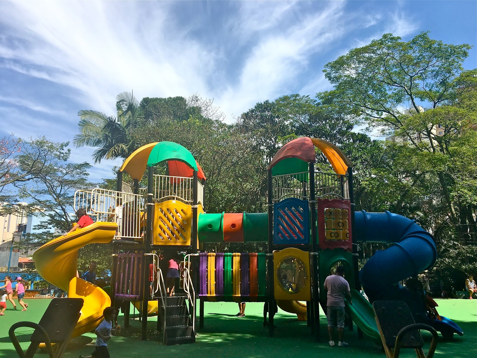 Crianças com deficiências são atraídas por “Parque Inclusivo”