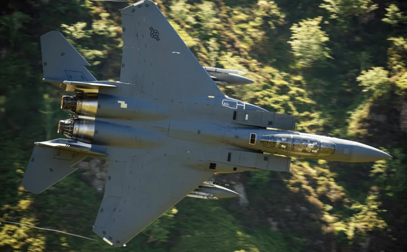 Caça F-15 desaparece no Mar do Japão