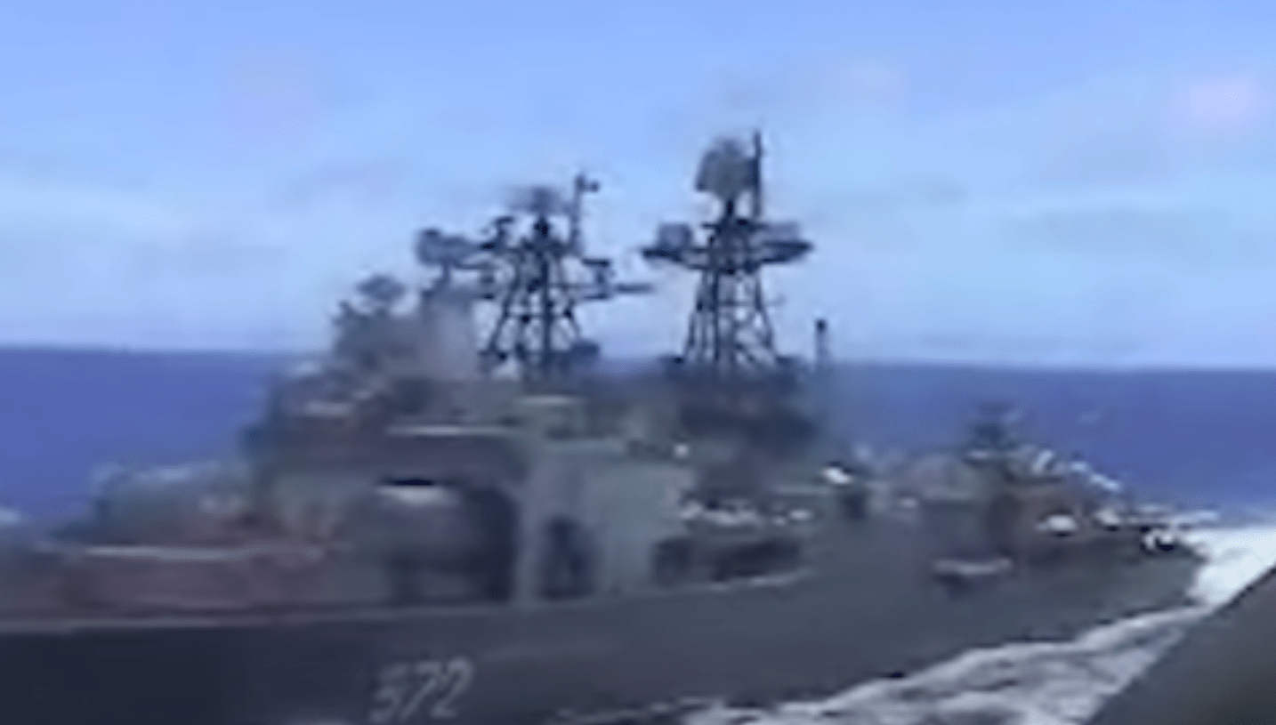 Navios russos são vistos no estreito do Japão
