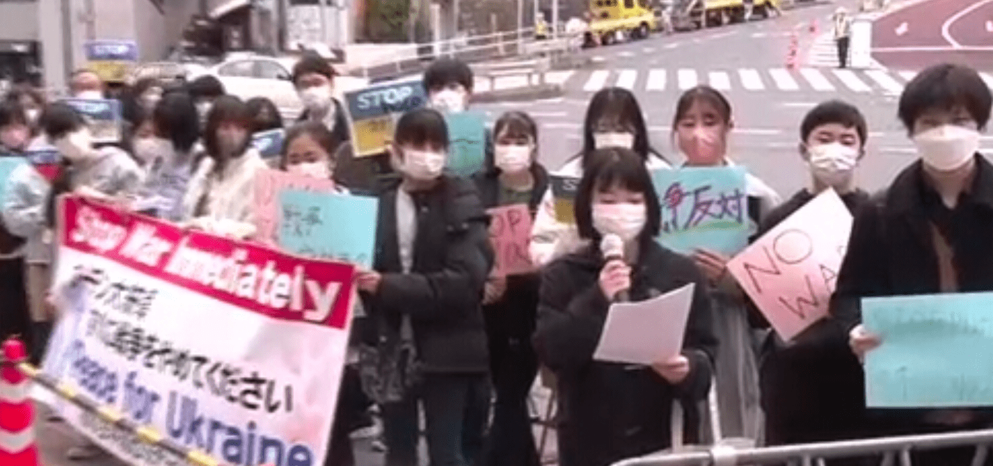 Estudantes japoneses fazem abaixo-assinado contra a guerra