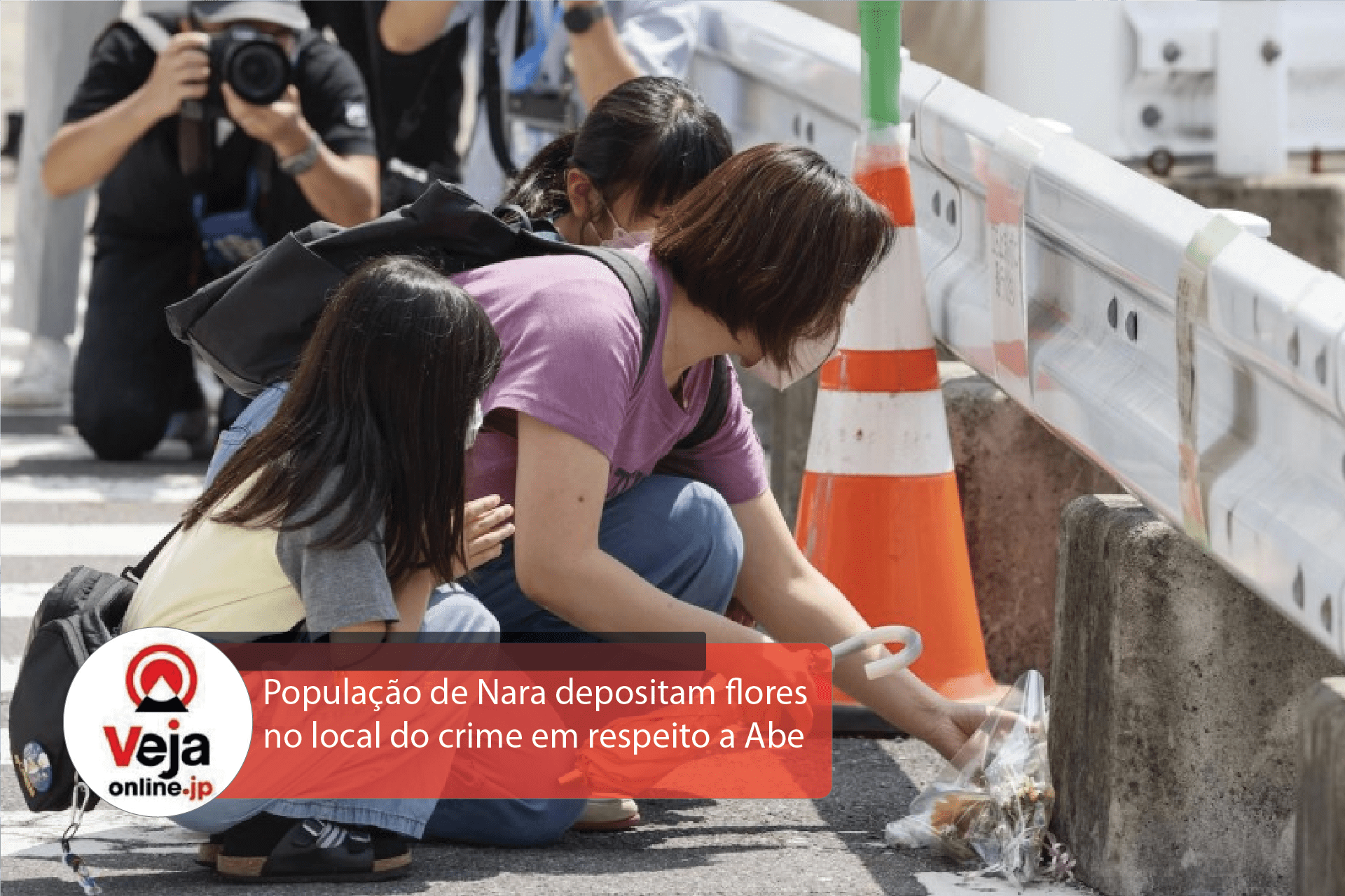 Um mês após o assassinato de Abe, moradores prestam seus sentimentos depositando flores no local do crime
