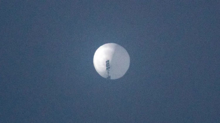 Balão chinês derrubado nos Estados Unidos tinha antenas para coletar informações