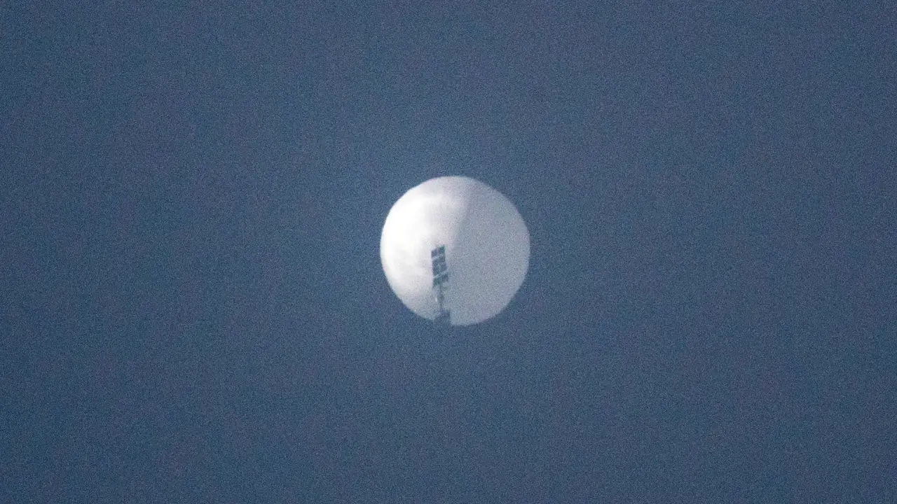 Balão chinês derrubado nos Estados Unidos tinha antenas para coletar informações