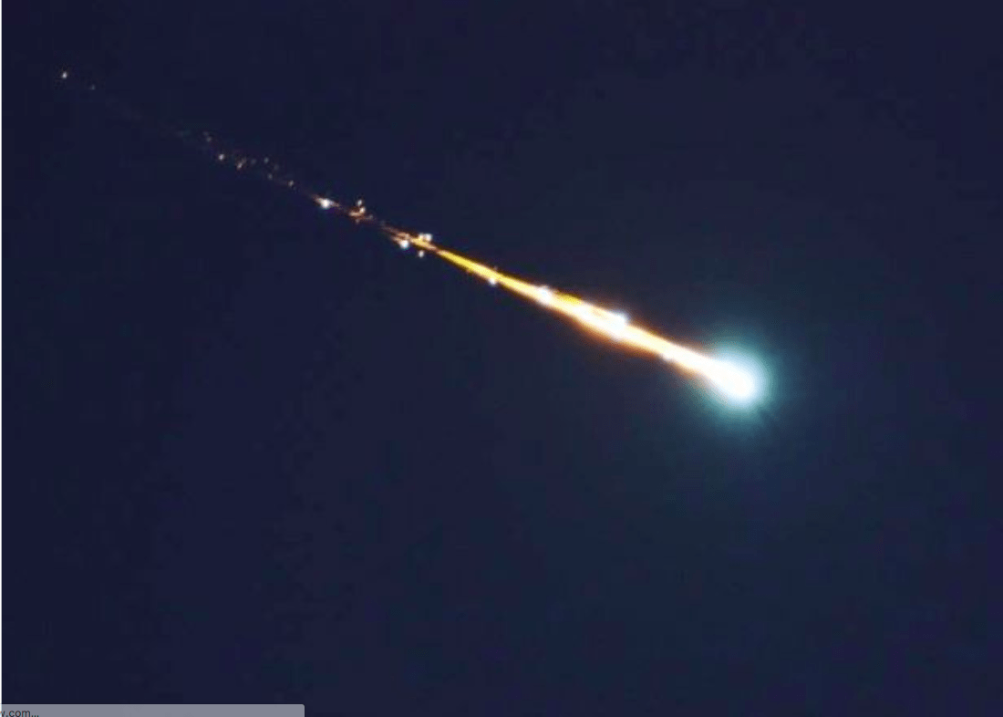 Misteriosas bolas de fogo são vistas cruzando o céu sobre Okinawa