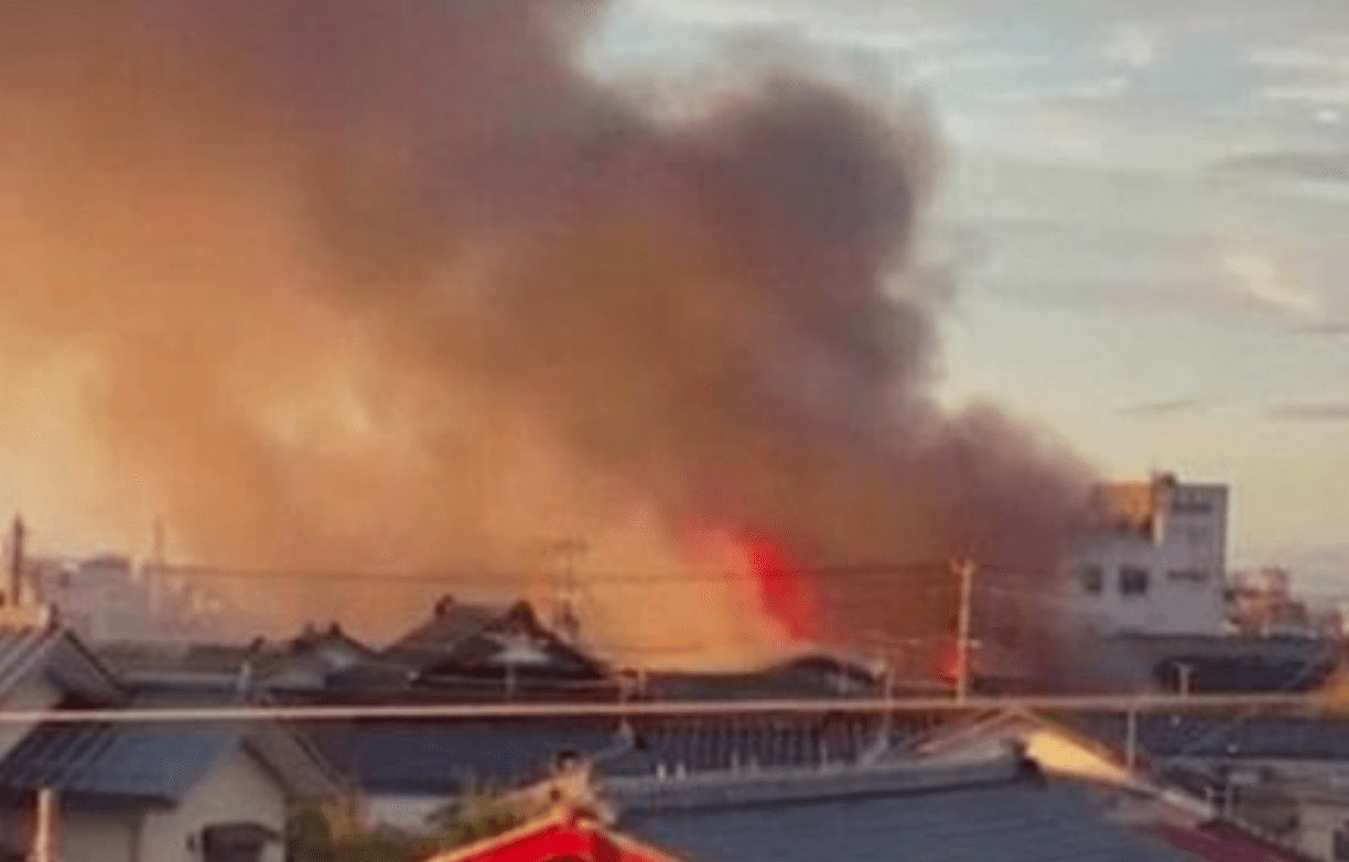 Incêndio destrói casas e cabanas em Sanio, na província de Niigata