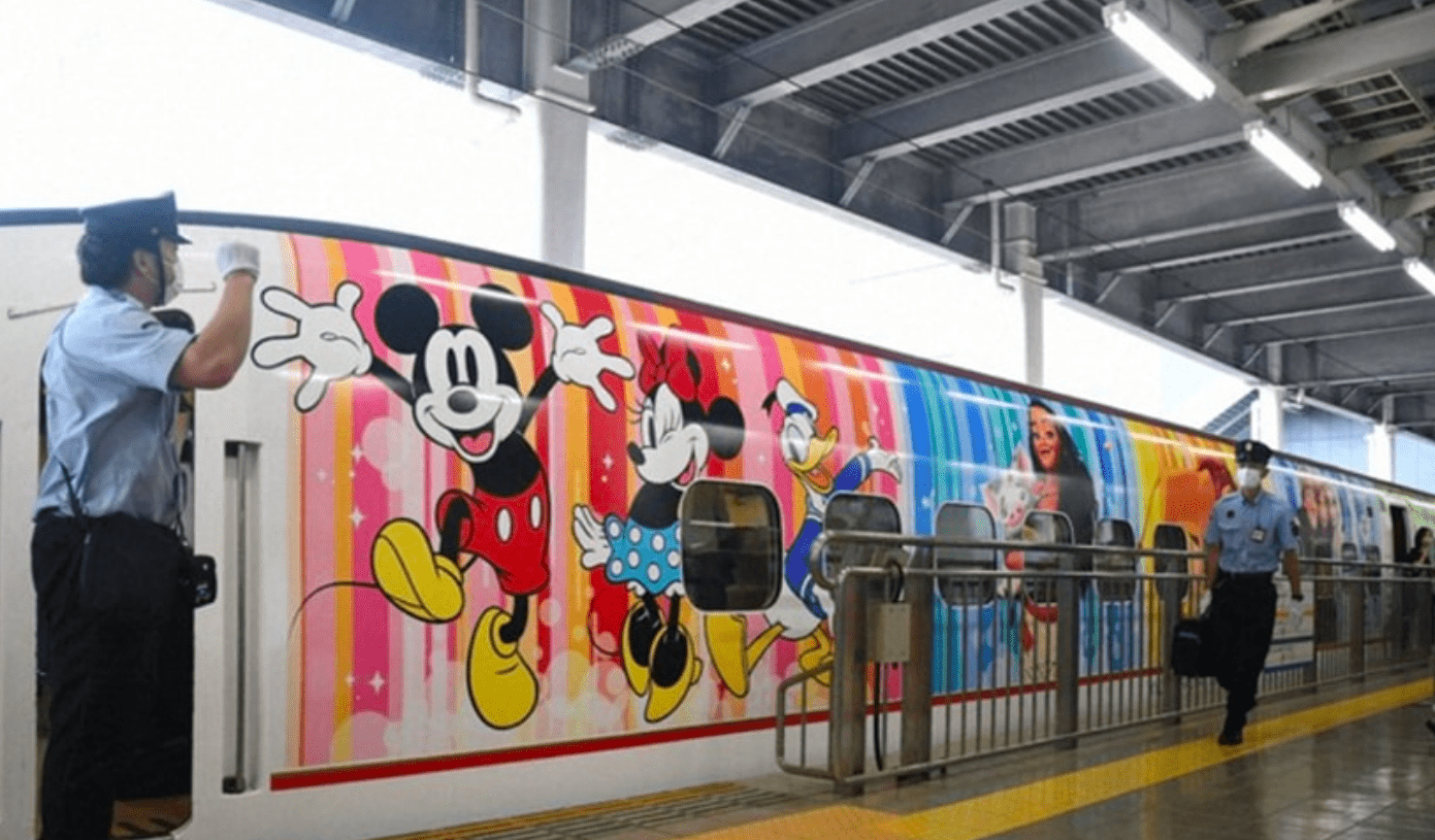 Passageiros se encantam com Trem-Bala temático da Disney em Kyushu
