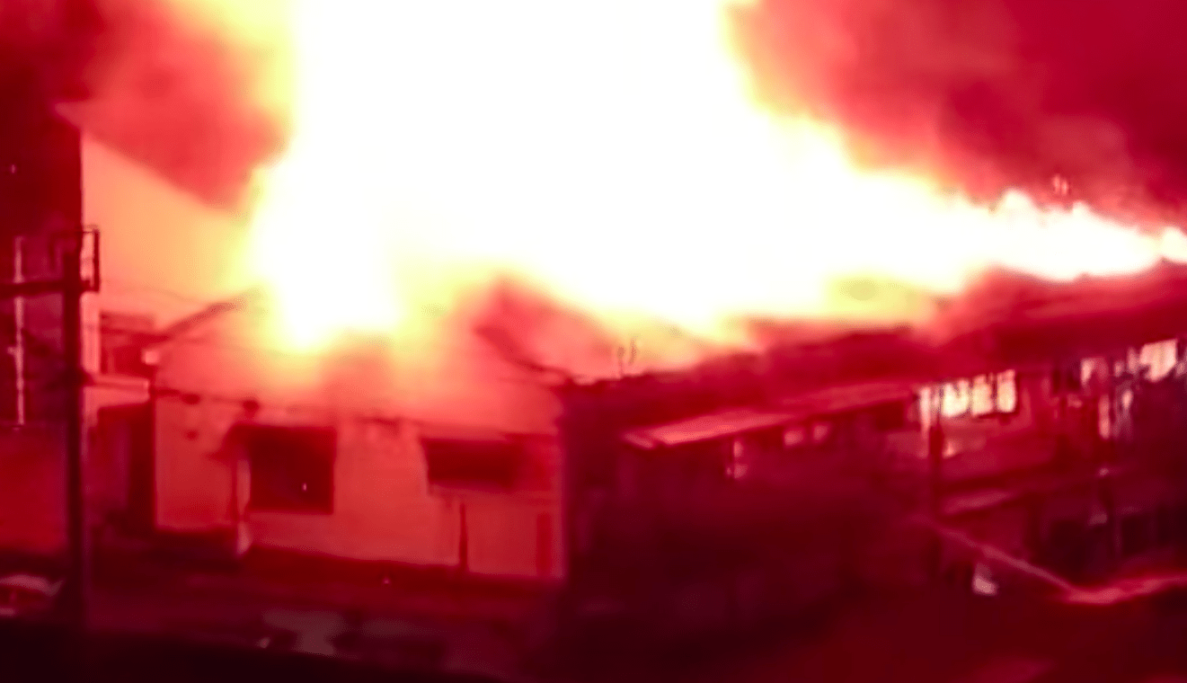 Incêndio em prédio deixa três pessoas feridas e transporte ferroviário parado em Hiroshima