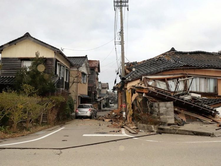 População atingida pelo terremoto enfrentam dificuldade em restabelecer energia, água e sistemas de transporte