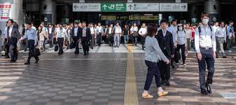 Homem empurra idosa de 60 anos em trilhos de trem em Osaka