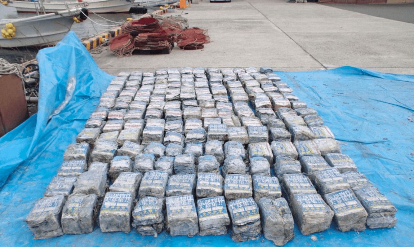 Idoso de 74 anos é preso por descartar 900 kg de panfletos no mar