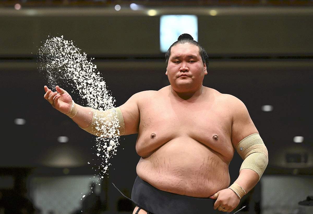 Aos 33 anos, o Grande campeão do sumô anuncia aposentaria de competições