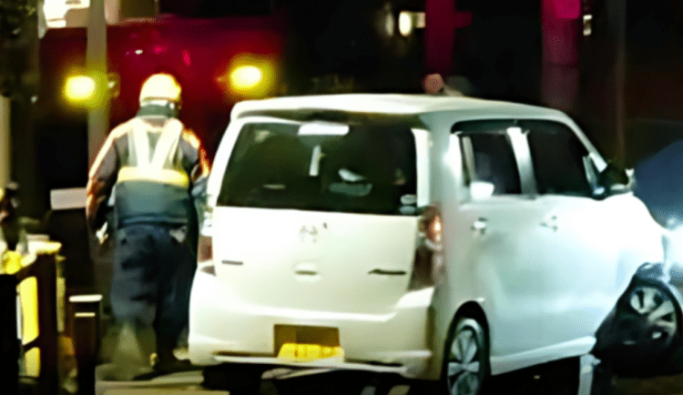 Jovem foge da polícia e fica preso em trilhos