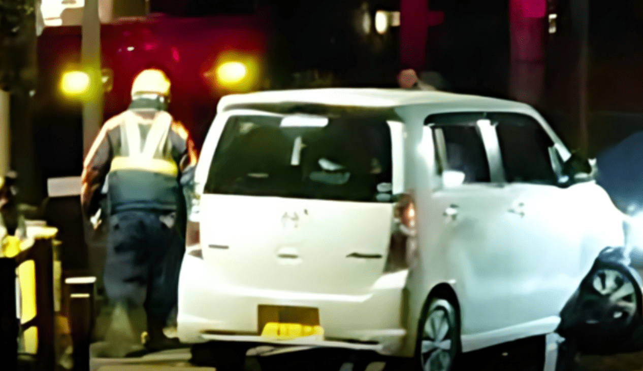 Jovem foge da polícia e fica preso em trilhos