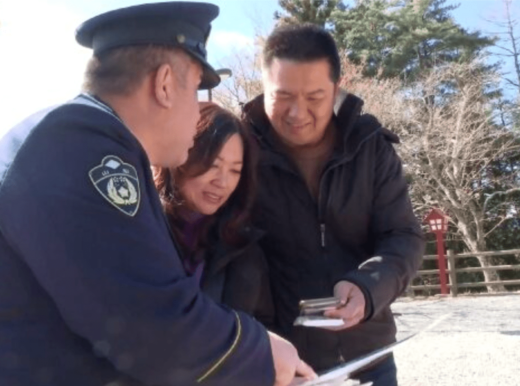 Polícia japonesa conscientiza motoristas estrangeiros sobre regras de trânsito