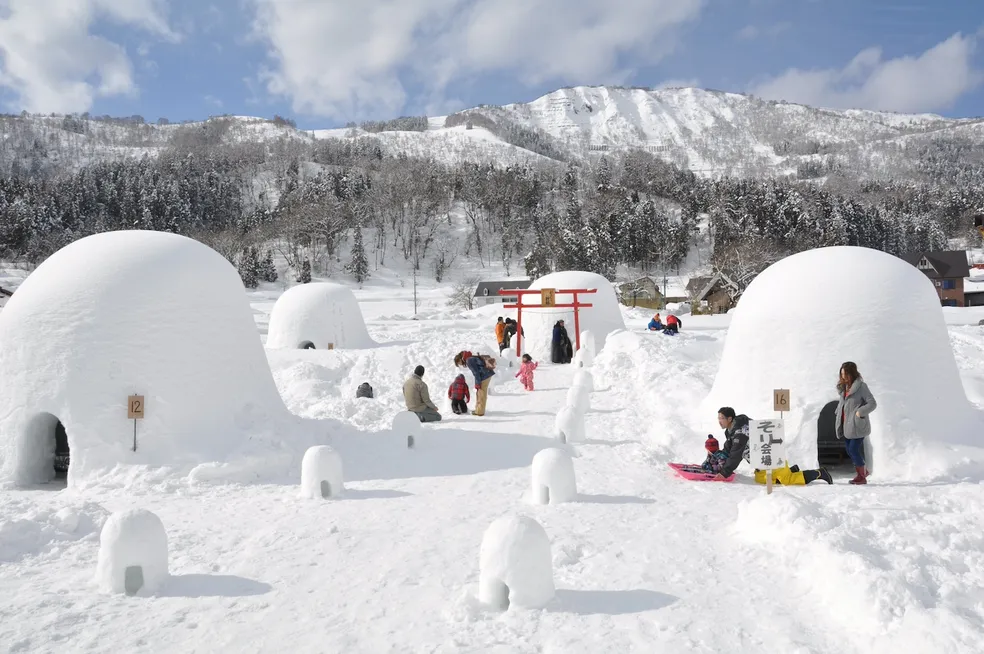 Que fria! Turistas escolhem iglus no norte do Japão para curtir saque e bolinho de arroz