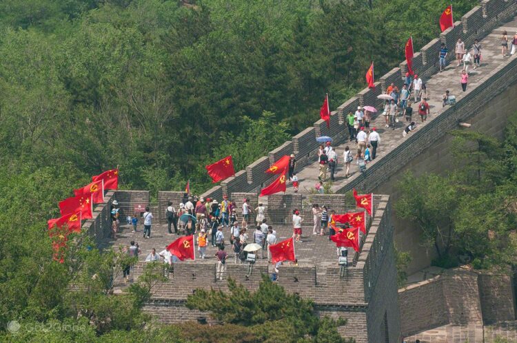 Dois japoneses foram deportados da China após mostrarem a bunda na grande Muralha