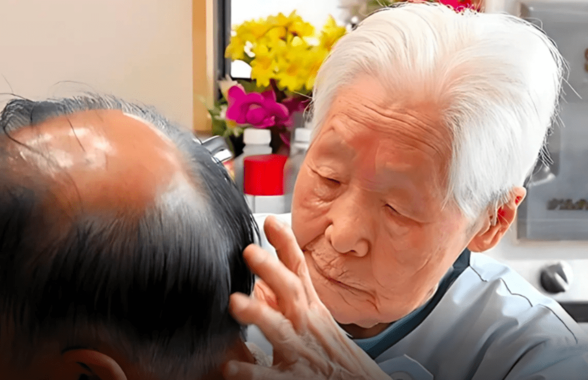 Centenária japonesa de 108 anos é a barbeira mais velha do mundo