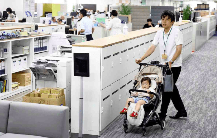 Cresce no Japão a prática de permitir que funcionários levem filhos ao trabalho em casos de emergência