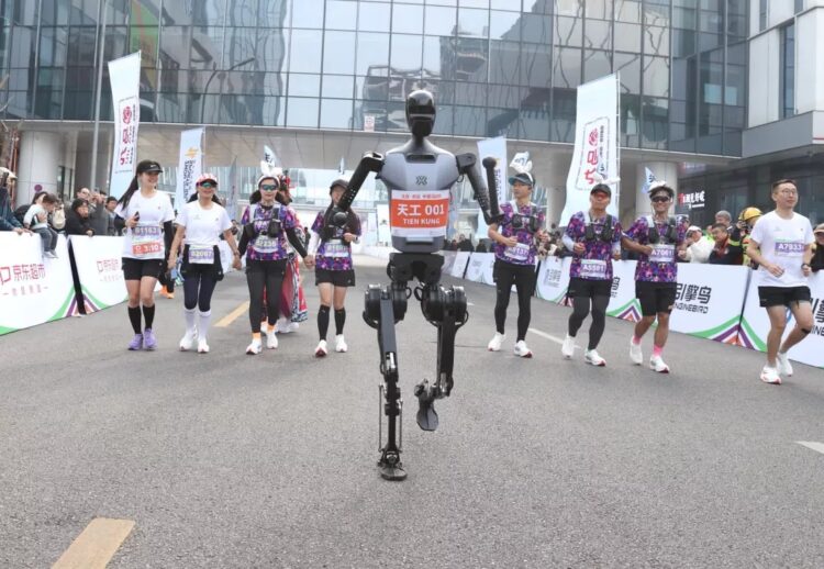 China: Meia maratona será competida pela primeira vez entre Robôs e humanos