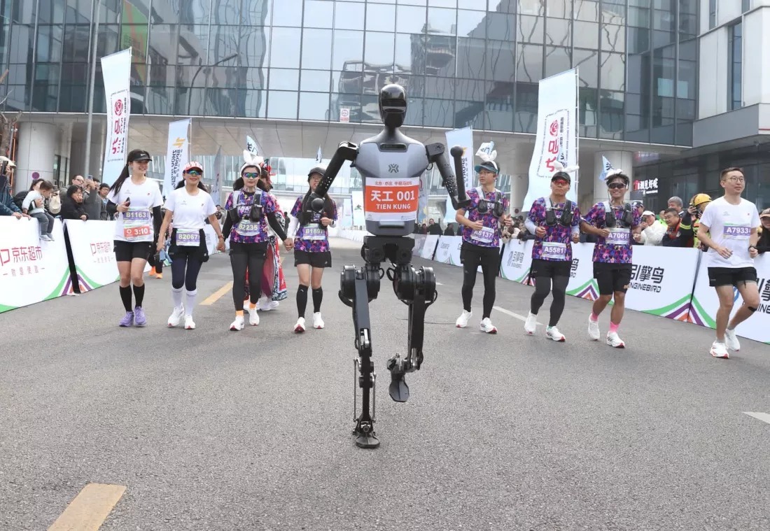 China: Meia maratona será competida pela primeira vez entre Robôs e humanos