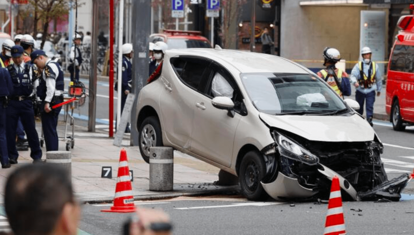 Carro descontrolado deixa sete pessoas feridas no centro de Nagoya
