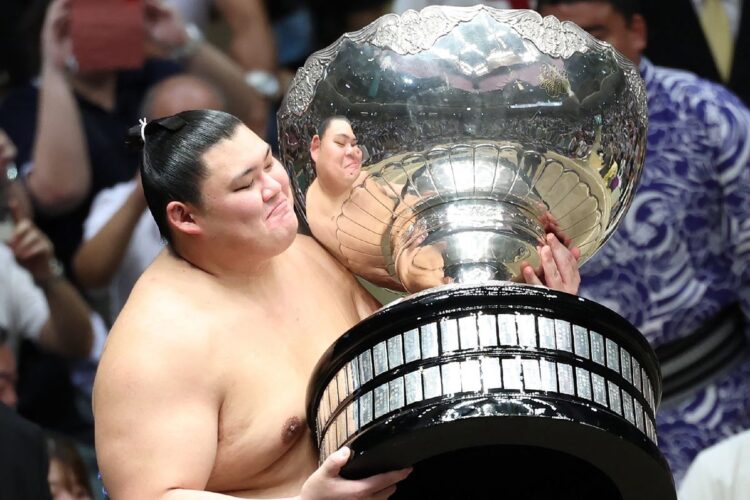 Onosato, 24, promovido a grande campeão de sumô em tempo recorde