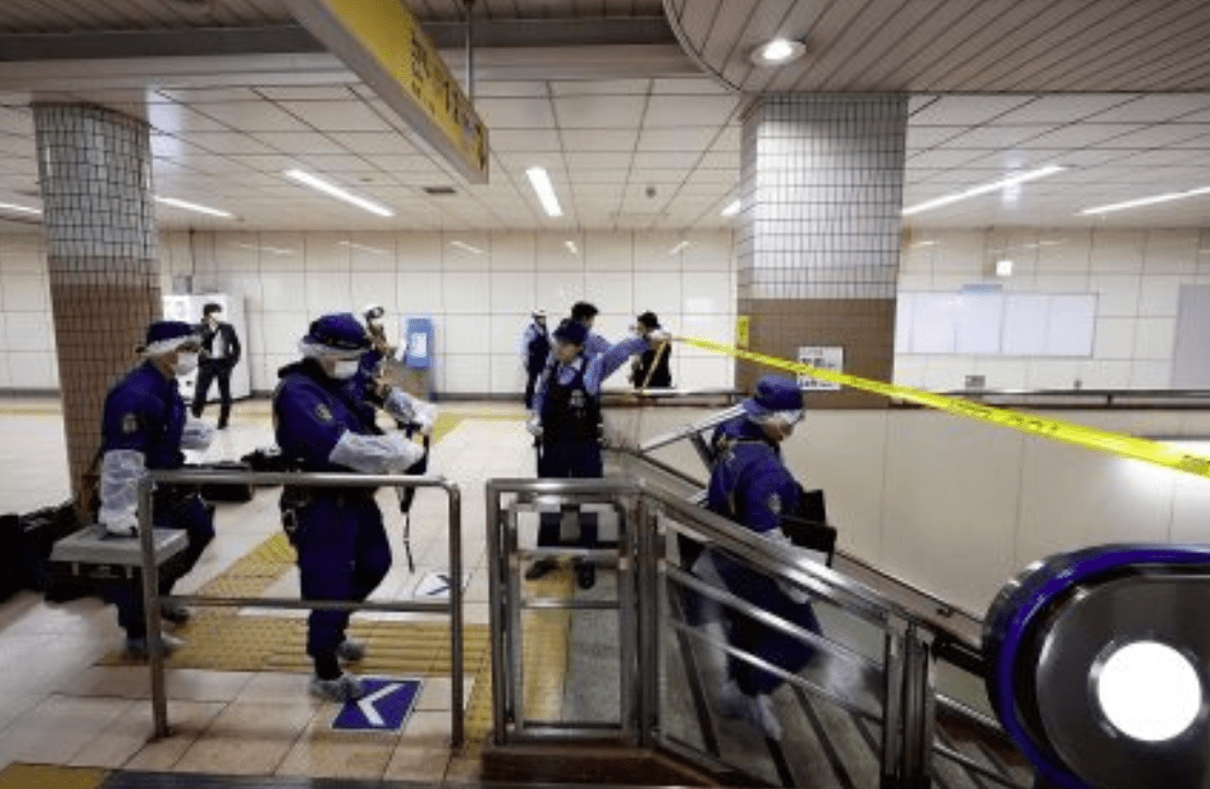 Homem é detido após dois feridos em ataque com faca no metrô de Tóquio