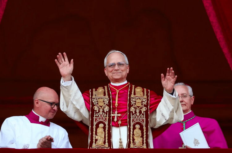 Cardeal Robert Francis Prevost, nascido nos EUA, é o novo papa
