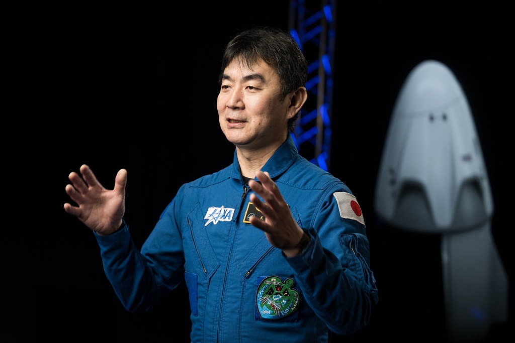 Astronauta japonês Yui Kimiya concede entrevista antes de sua missão na Estação Espacial Internacional