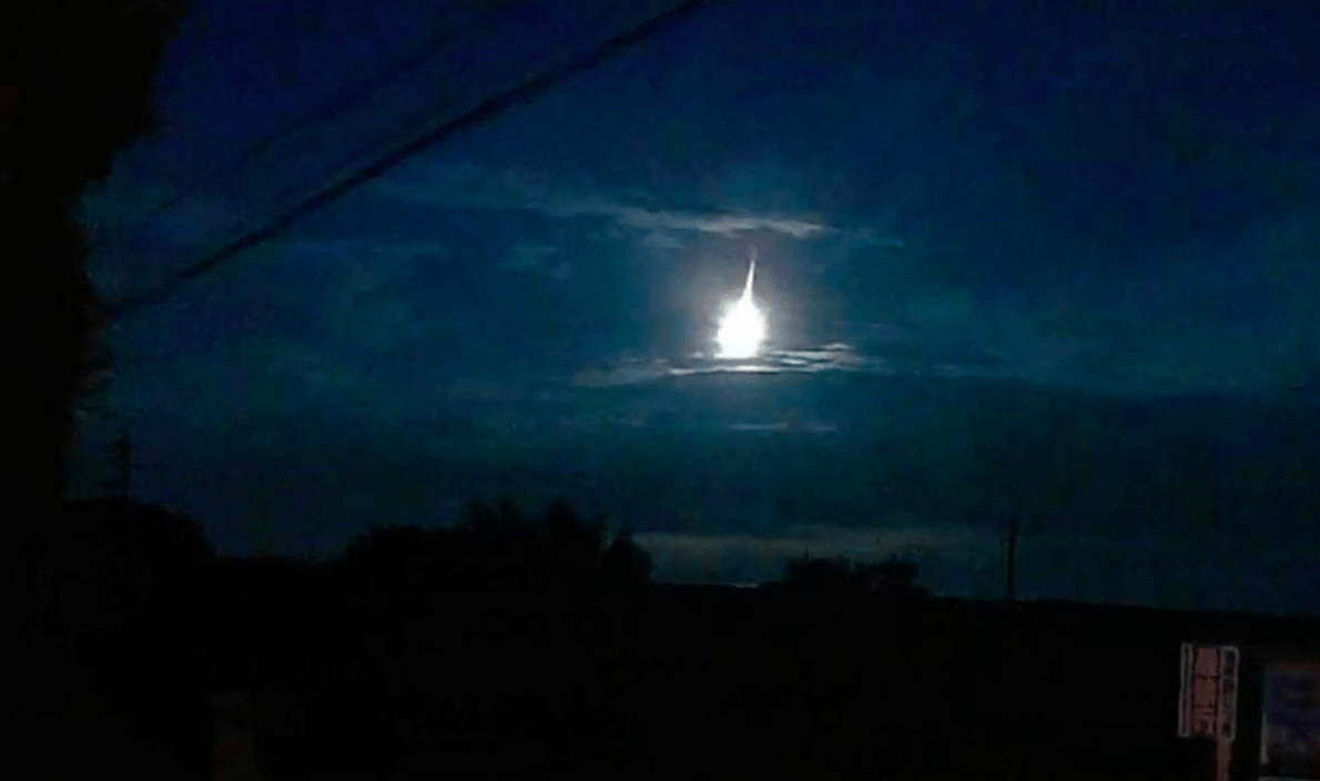 Clarão misterioso ilumina o céu noturno no oeste do Japão