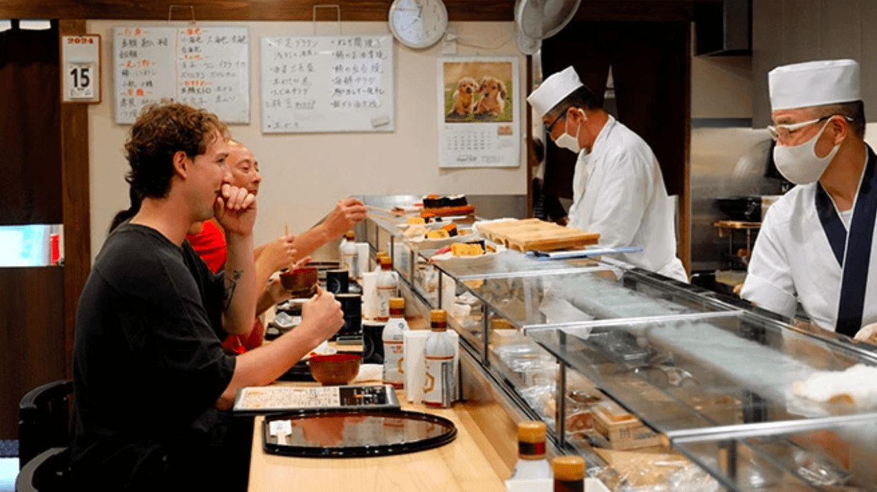Turistas estrangeiros levam gorjetas ao Japão e reacendem debate sobre prática no setor de restaurantes