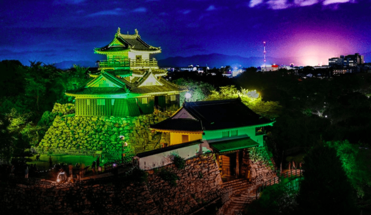 Castelo de Hamamatsu é iluminado em verde e amarelo em celebração da Independência do Brasil