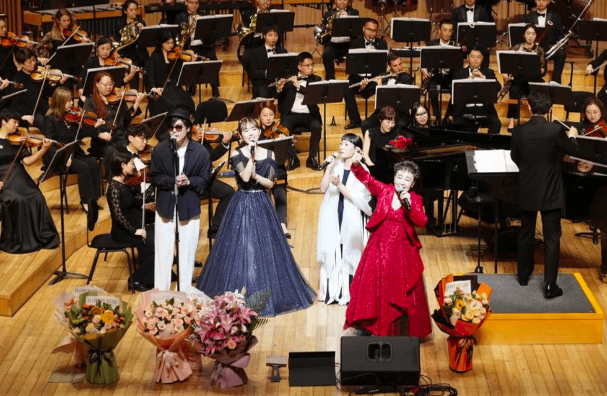 Cantora Tokiko Kato retorna a Harbin após 44 anos e pede paz entre Japão e China