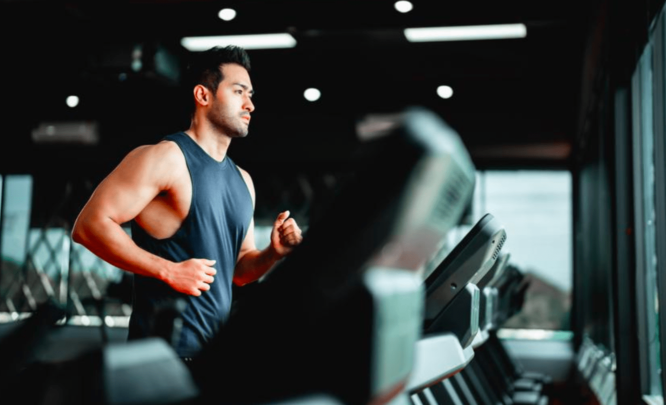 Estudo japonês aponta que musculação pode melhorar o sono, enquanto exercícios intensos de cardio o prejudicam