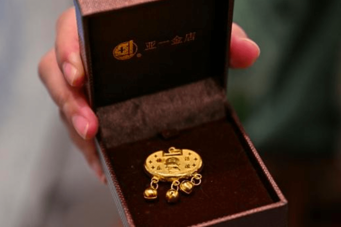 Alta histórica do ouro leva chineses a vender relíquias familiares em máquinas de reciclagem