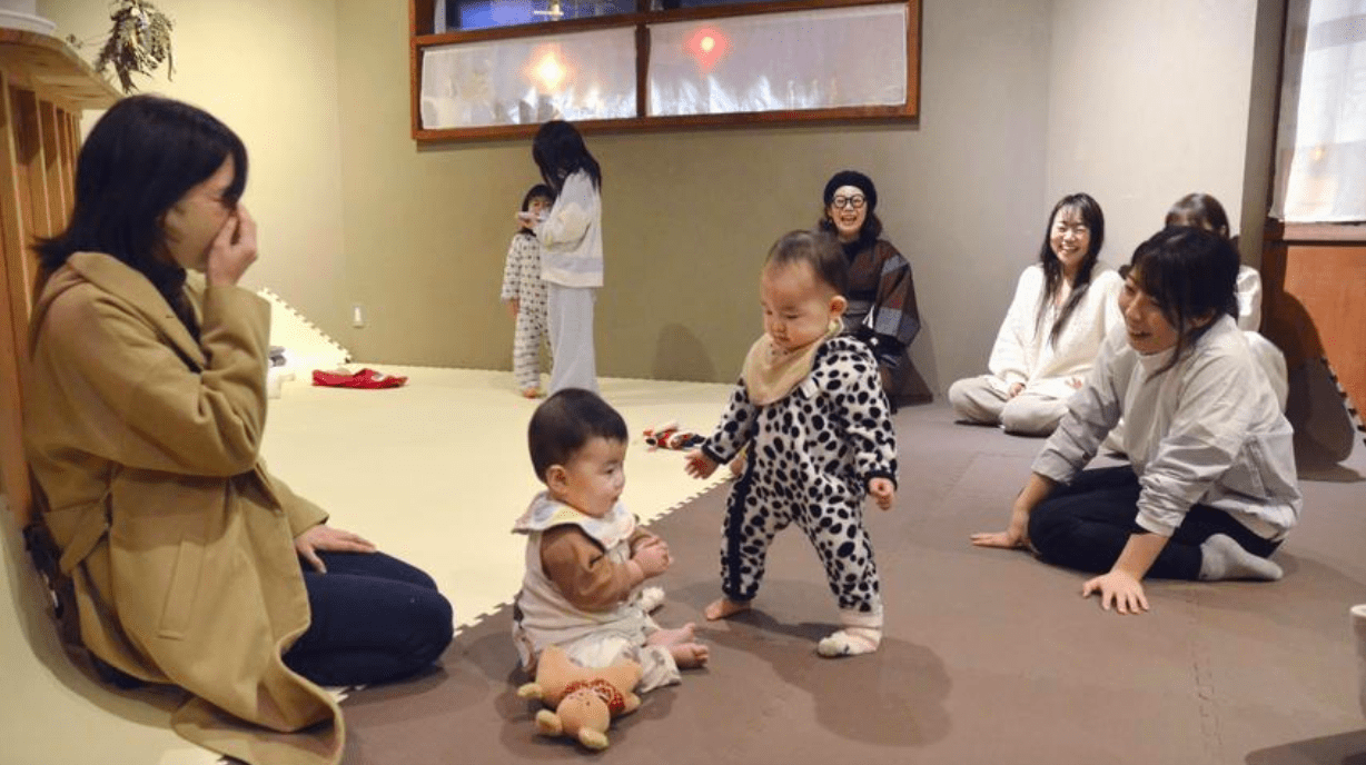 Cafés noturnos no Japão oferecem apoio a mães durante madrugadas difíceis