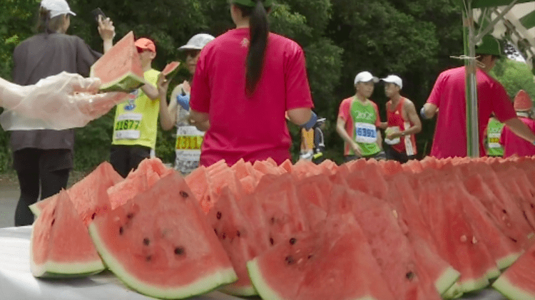 Corrida da Melancia reúne milhares de participantes e distribui frutas durante percurso no Japão