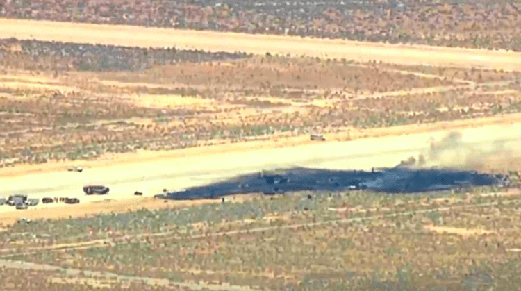 Queda de bombardeiro B-52 em base dos EUA mata oito pessoas durante voo de teste na Califórnia