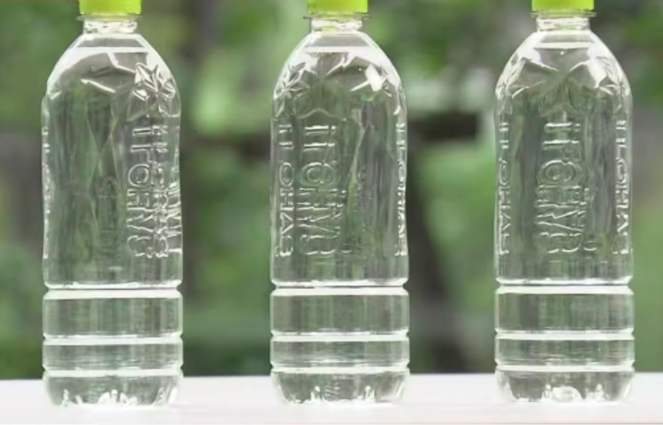 Coca-Cola Japan lança água mineral sem rótulo para reduzir uso de plástico nas máquinas de venda automática