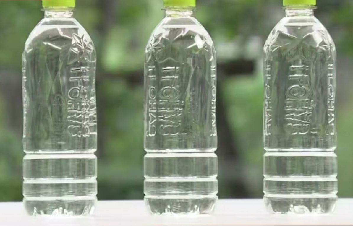 Coca-Cola Japan lança água mineral sem rótulo para reduzir uso de plástico nas máquinas de venda automática
