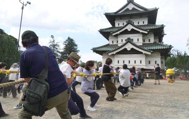 Cerca de mil pessoas ajudam a devolver torre de castelo histórico à posição original no Japão