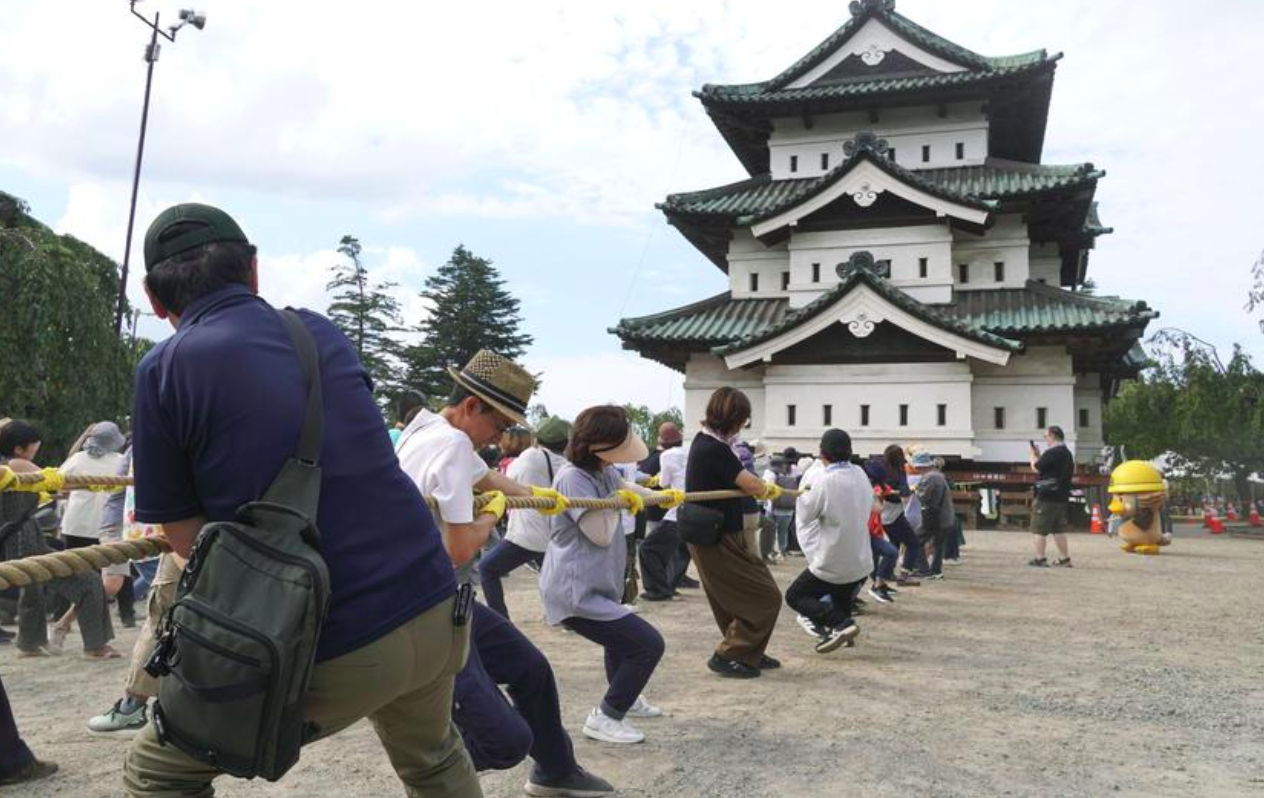 Cerca de mil pessoas ajudam a devolver torre de castelo histórico à posição original no Japão
